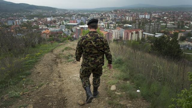 Le Conseil fédéral souhaite que la Swisscoy reste encore quelques temps au Kosovo. Ici à Mitrovica. [Jean-Christophe Bott]