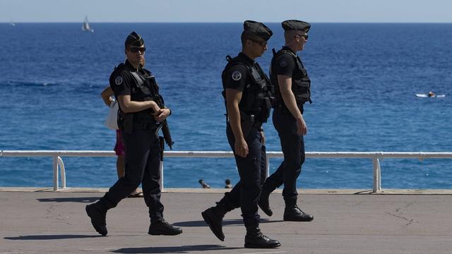 Une patrouille de policiers sur les quais à Nice trois jours après l'attentat. [IAN LANGSDON]