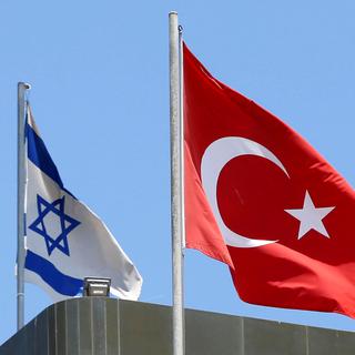 Des drapeaux israélien et turc flottent sur le bâtiment de l'ambassade de Turquie à Tel Aviv. [Reuters - Baz Ratner]