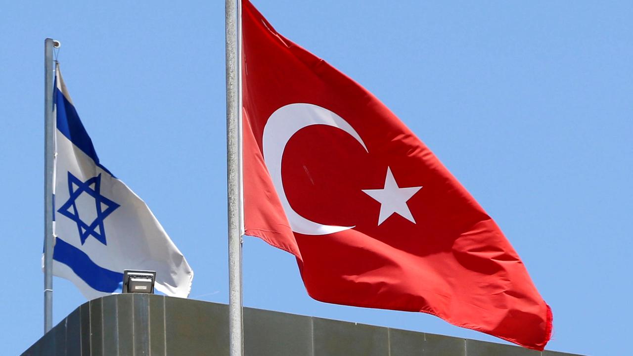 Des drapeaux israélien et turc flottent sur le bâtiment de l'ambassade de Turquie à Tel Aviv. [Reuters - Baz Ratner]