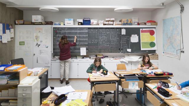 Un cours de français dans une classe de Zurich en mars 2015. [Gaetan Bally]