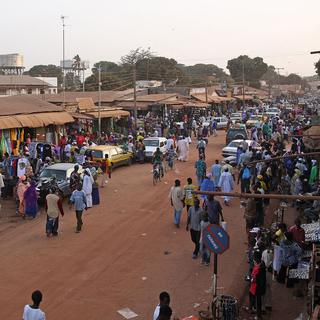 Le marché de Serekunda. [CC BY-SA 3.0 - Ikiwaner]