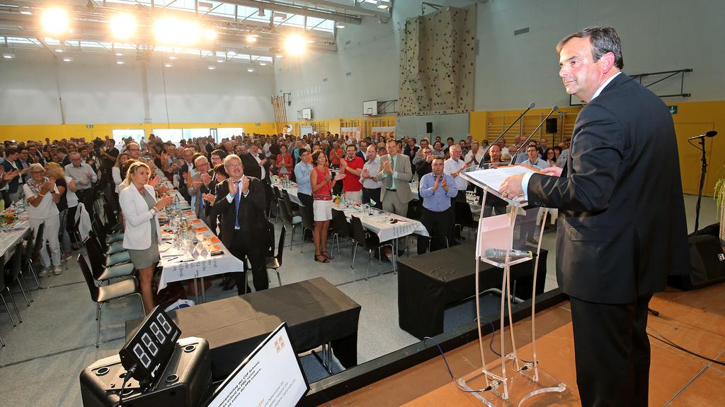 Le président du PDC Gehrard Pfister devant l'assemblée des délégués du parti. [KEYSTONE - Eddy Risch]