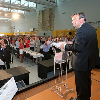 Le président du PDC Gehrard Pfister devant l'assemblée des délégués du parti. [KEYSTONE - Eddy Risch]