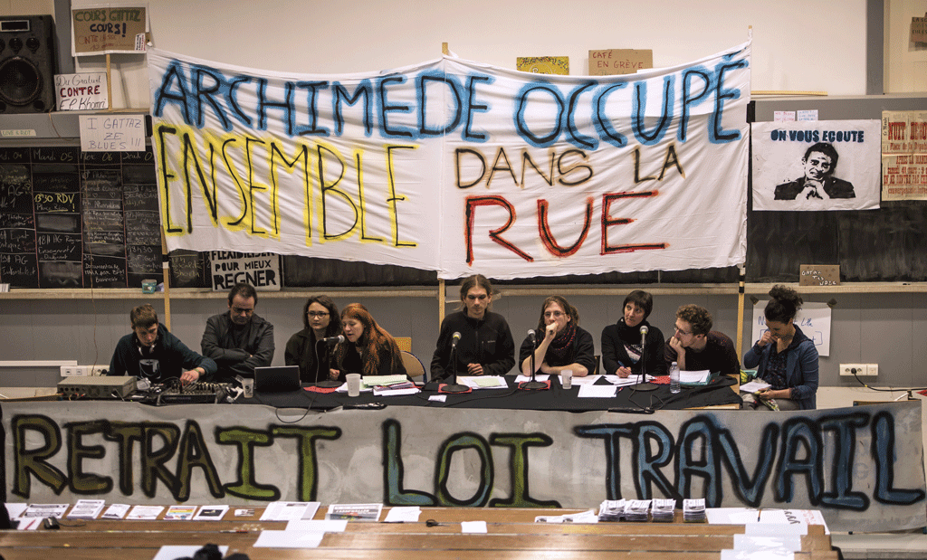 Les étudiants du groupe "Nuit debout" à Lille à donner une conférence de Presse. [AFP - Philippe Huguen]
