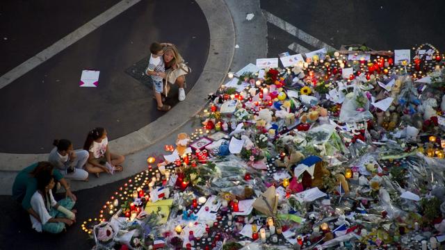 Des milliers de fleurs et de messages ont été déposés sur le lieu du drame. [EPA - Olivier Anrigo]