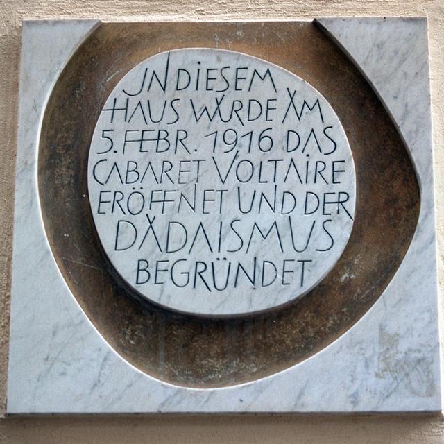 La plaque apposée sur le mur du Cabaret Voltaire à Zurich [Keystone - Gaetan Bally]