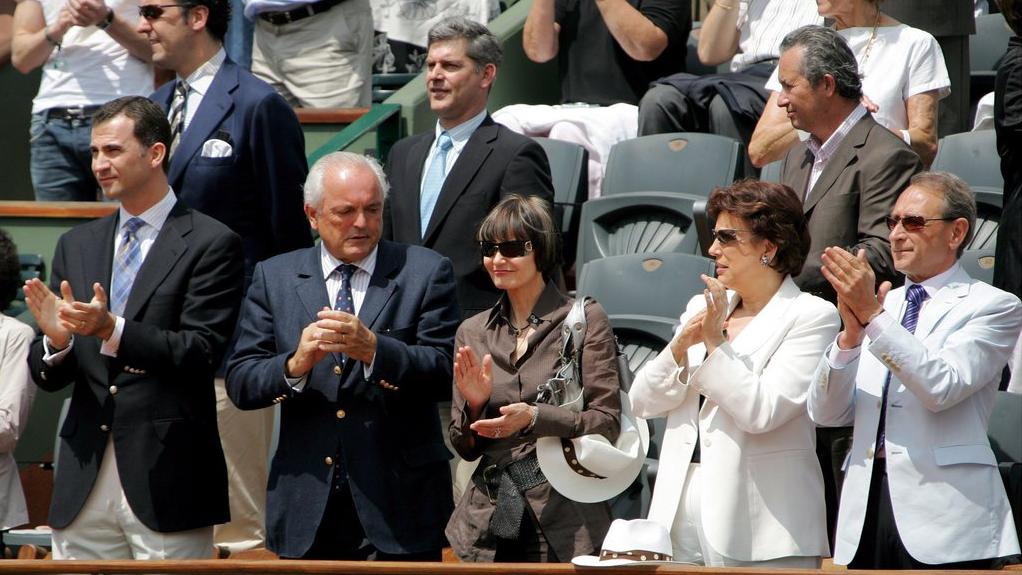 Roselyne Bachelot, deuxième depuis la droite, assiste à la finale Federer-Nadal, à Roland-Garros en 2007, en compagnie notamment de Micheline Calmy-Rey, alors présidente de la Confédération et de Felipe, alors prince de Bourbon, tout à gauche. [EPA/CHRISTOPHE KARABA]