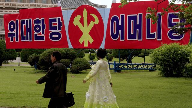 Le slogan "Le Grand Party, Mère de tous les Partis" annonce la tenue du congrès du Parti des Travailleurs dans Pyongyang. [AP Photo/Kim Kwang Hyon]