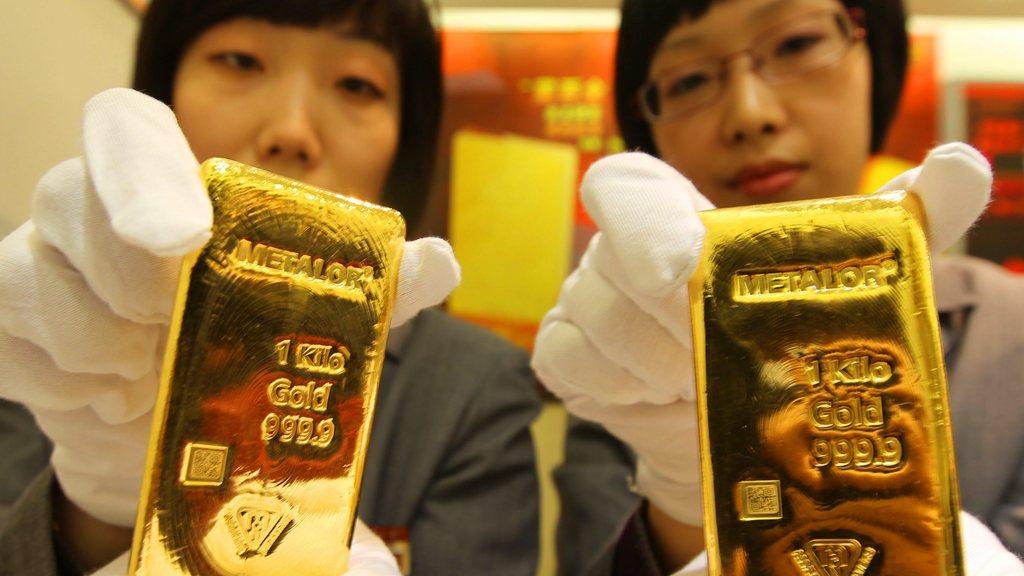 Des lingots d'or produits par la société neuchâteloise Metalor. [EPA/Keystone - Lao Cai]