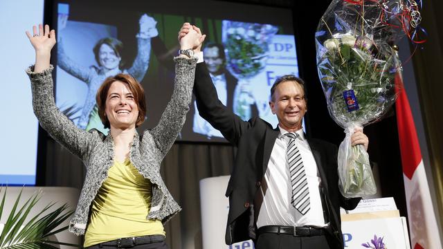 Passation de pouvoir à la présidence du Parti libéral-radical suisse samedi à Berne, Philipp Müller cédant sa place à Petra Gössi. [Keystone - Peter Klaunzer]