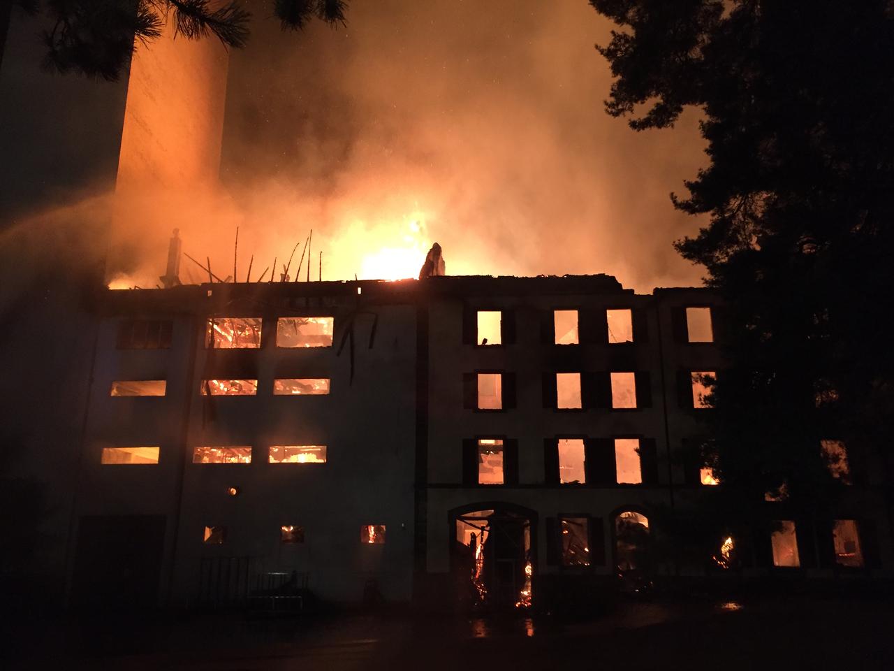 De nombreux pompiers ont lutté toute la nuit contre le feu. [Police cantonale de Fribourg]