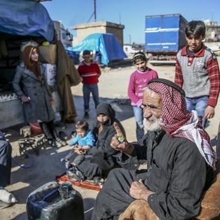 Des Syriens ayant fui les bombardements à Alep se rassemblent autour du camp de Bab al-Salameh près de la frontière turque. [Fatih Aktas]