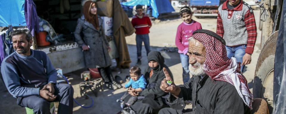 Des Syriens ayant fui les bombardements à Alep se rassemblent autour du camp de Bab al-Salameh près de la frontière turque. [Fatih Aktas]