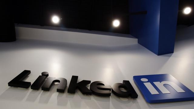 Le réseau social professionnel LinkedIn sera racheté par Microsoft. [AP Photo - Paul Sakuma]