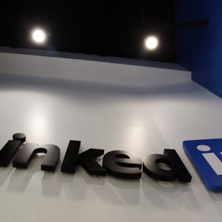 Le réseau social professionnel LinkedIn sera racheté par Microsoft. [AP Photo - Paul Sakuma]