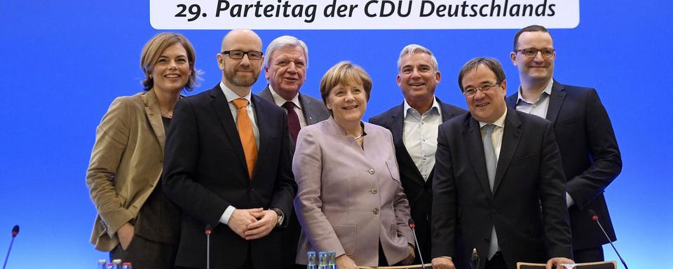 Angela Merkel entourée des autres dirigeants de la CDU, lundi à Essen. [AP/Keystone - Martin Meissner]