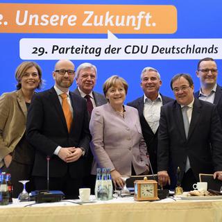 Angela Merkel entourée des autres dirigeants de la CDU, lundi à Essen. [AP/Keystone - Martin Meissner]