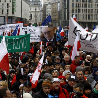 Des défenseurs des médias publics à Varsovie le 9 janvier 2016, devant les bâtiments de la Télévision polonaise. [Kacper Pempel]