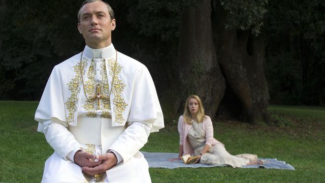 Jude Law et Ludivine Sagnier dans "The young Pope". [Sky/HBO/Wildside/Canal+ - Gianni Fiorito]