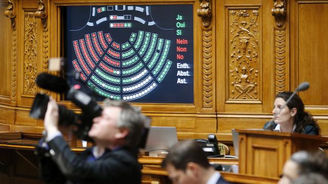 La salle du Conseil national à Berne lors des votations finales de la session d'hiver vendredi. [Keystone - Peter Klaunzer]