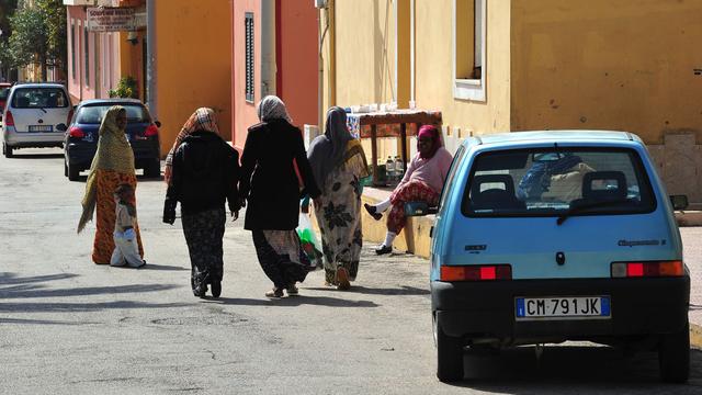 Migrants africains dans une rue de l'île italienne de Linosa. [AFP - Alberto Pizzoli]