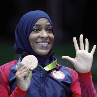 L'escrimeuse américaine Ibtihaj Muhammad a remporté une médaille de bronze aux JO de Rio. [Keystone - Vincent Thian]