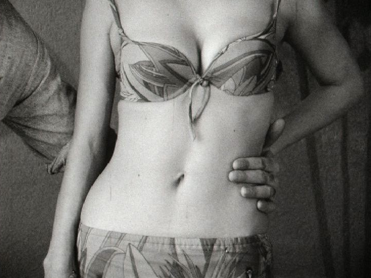 Présentation d'un modèle de bikini, 1966. [RTS]