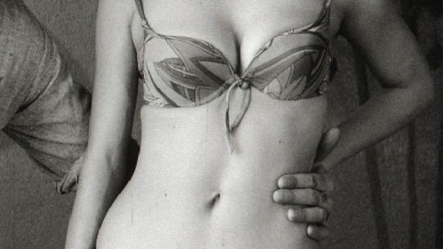 Présentation d'un modèle de bikini, 1966. [RTS]