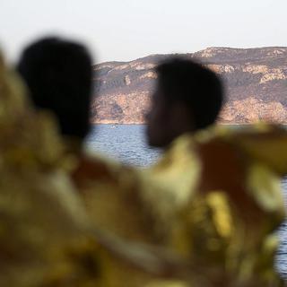 Des migrants secourus après le naufrage de leur bateau en Méditerranée. [KEYSTONE - YARA NARDI]