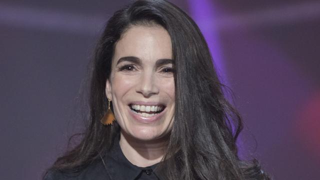 Yael Naim, radieuse, vient d'être sacrée artiste féminine de l'année aux Victoires de la musique, ce vendredi 12 février 2016. [AP/Jacques Brinon]