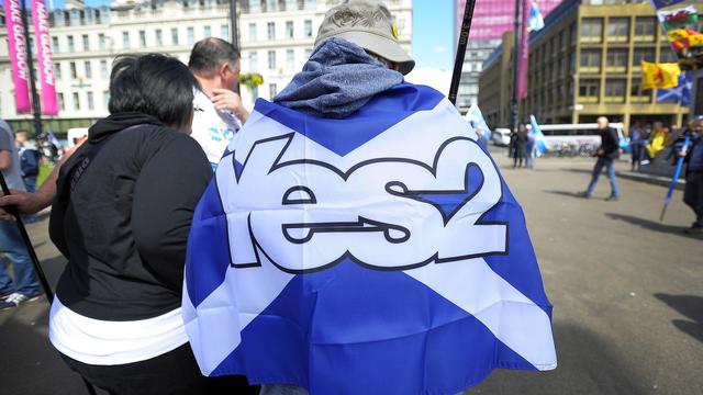 De nombreux manifestants à Glasgow arboraient des drapeaux écossais. [AFP - Andy Buchanan]