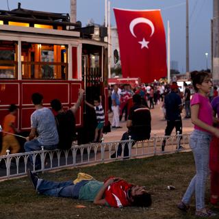Des manifestants sur la place Taksim à Istanbul en Turquie, où le gouvernement procède à des limogeages massifs. [Petros Giannakouris]