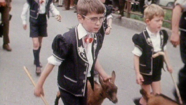 Jeune garçon dans un cortège, Sâles, 1971. [RTS]