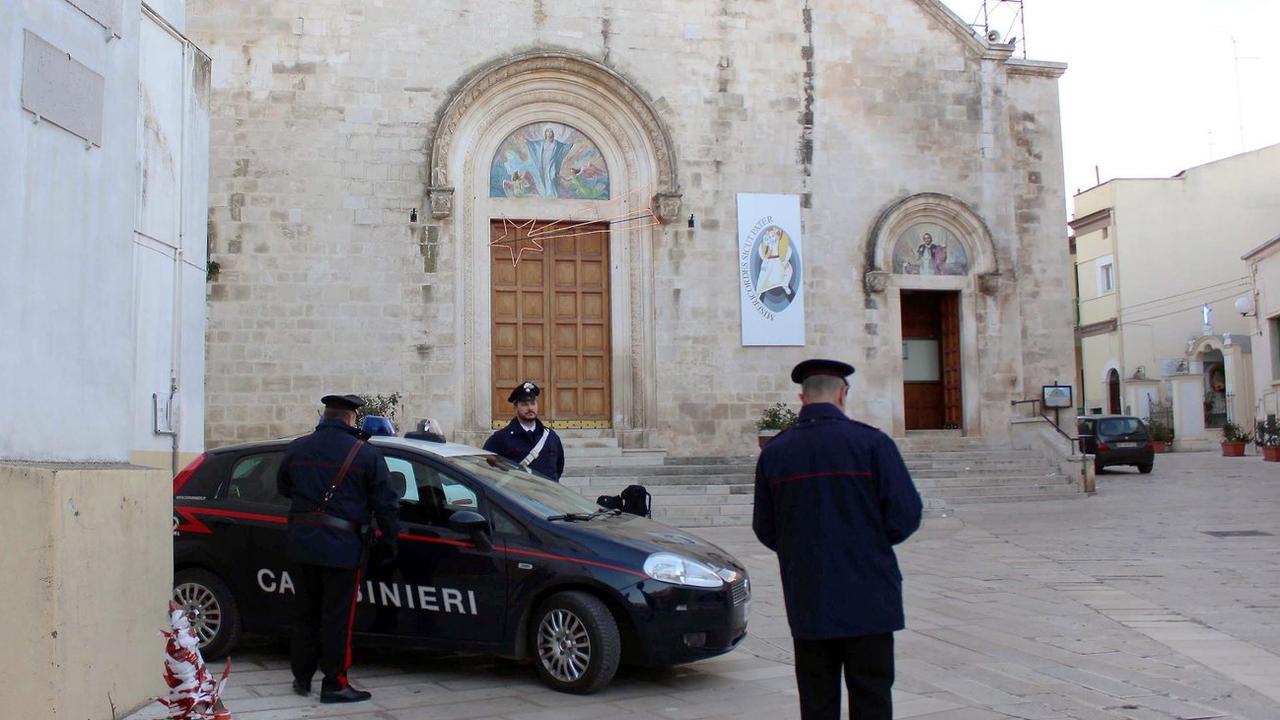 Des carabiniers italiens stationnés mardi devant l'église Chiesa Madre de Grumo Appula, près de Bari. [EPA/Keystone - Annamaria Loconsole]