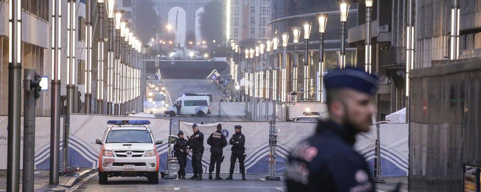 Les alentours de la station de métro Maelbeek sont toujours bouclés par la police mercredi matin. [Belga/AFP - Laurie Dieffembacq]