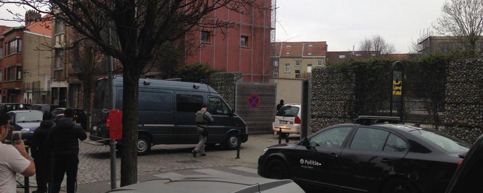 Une vaste opération policière est en cours à Molenbeek. [@quentinwarlop/Twitter]