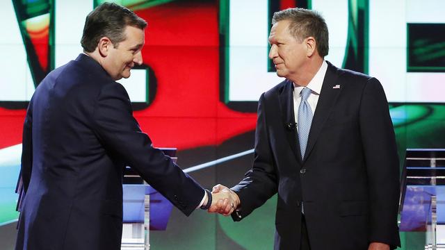 Poignée de main entre le sénateur du Texas Ted Curz et le gouverneur de l'Ohio John Kasich après un débat le 10 mars 2016. [AP/Keystone - Wilfredo Lee]