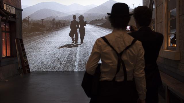 Le parcours du "Chaplin's World by Grevin", le nouveau musée de Charlie Chaplin, débute par un montage d'images et se poursuit dans une rue, sortie tout droit d'un décor d'"Easy Street".