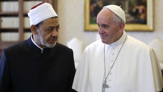 Le grand imam d'Al-Azhar, Ahmed al-Tayeb (gauche) et le pape François au Vatican, le 23 mai 2016. [MAX ROSSI / POOL / AFP]