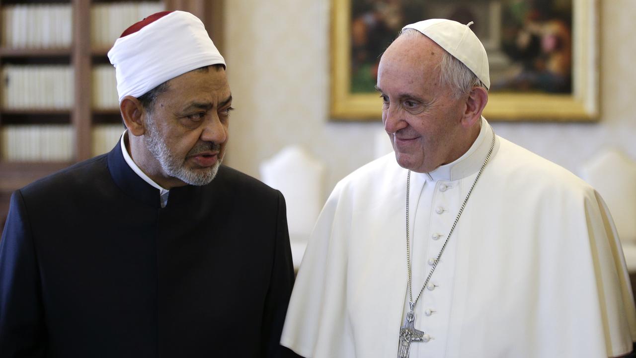 Le grand imam d'Al-Azhar, Ahmed al-Tayeb (gauche) et le pape François au Vatican, le 23 mai 2016. [MAX ROSSI / POOL / AFP]