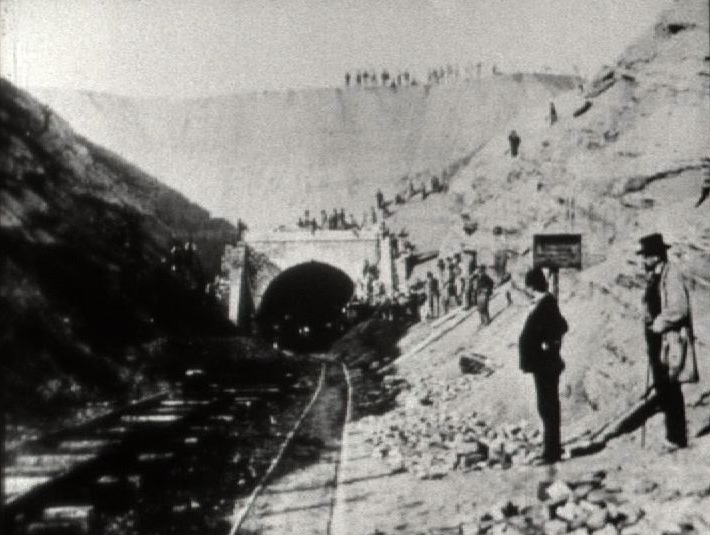 Entrée du chantier du premier tunnel ferroviaire du Gothard. [RTS - Emission Le Magazine 1965]
