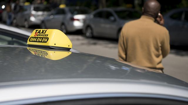 Doit-on assouplir les charges administratives des chauffeurs de taxi? [Keystone - Jean-Christophe Bott]