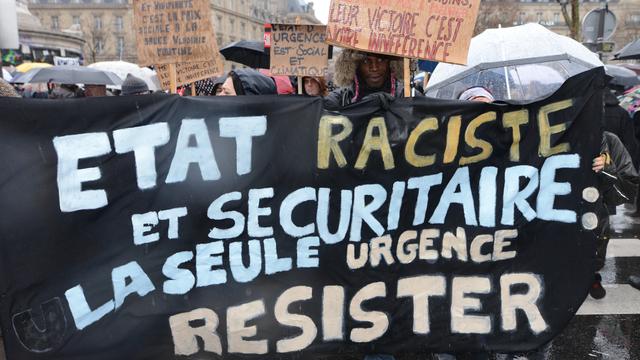 Des opposants à la déchéance de nationalité et à l'état d'urgence manifestent à Paris. [CITIZENSIDE/GEORGES DARMON]