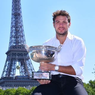 Stan Wawrinka, vainqueur de Roland Garros, pose avec son trophée le 8 juin 2015. [AFP - Mustafa Yalcin]