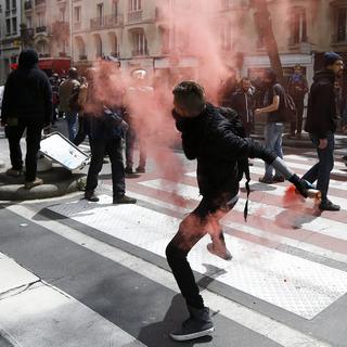 Des heurts ont eu lieu à Paris lors de la manifestation contre le Loi Travail. [keystone - EPA/Yoan Valat]
