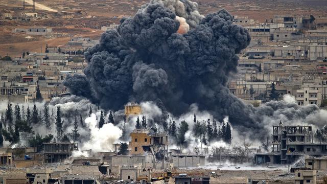 Bombe lancée par la coalition américaine sur la ville syrienne de Kobani.