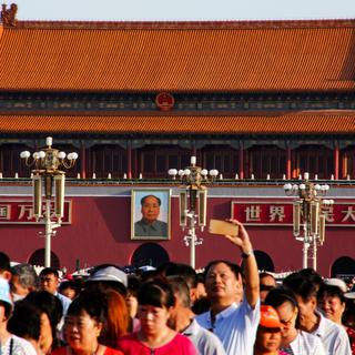 Les visiteurs du mausolée de Mao se pressent devant le bâtiment situé place Tiananmen. [Reuters - Thomas Peter]
