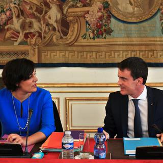 Le Premier ministre Manuel Valls et la ministre du Travail Myriam El Khomri ont lâché du lest sur certains points de la révision de la loi sur le travail. [AP Photo/Thibault Camus]