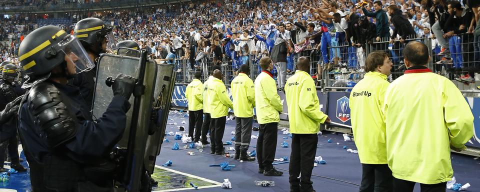 Malgré les fouilles, les supporters ont pu faire entrer des objets prohibés dans l'enceinte du Stade de France samedi lors du match opposant Paris à Marseille. [THOMAS SAMSON / AFP]